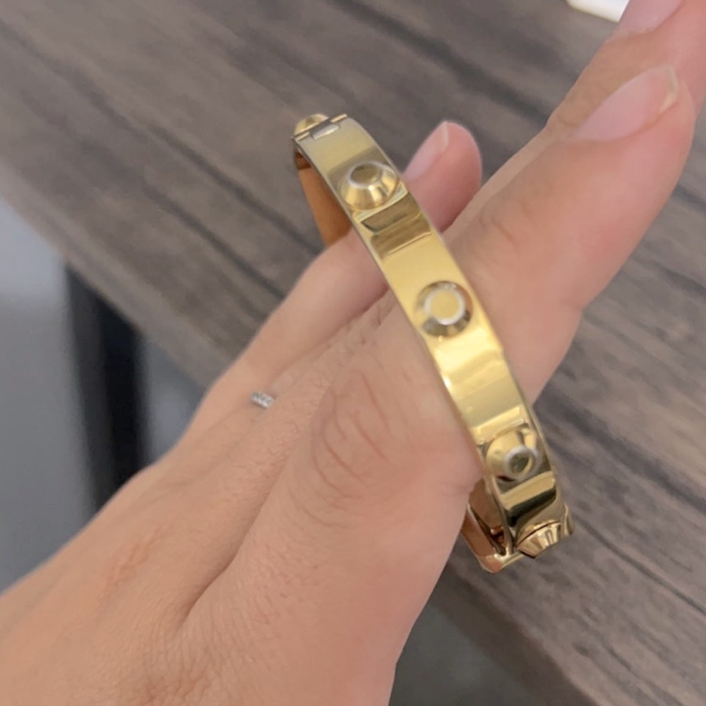 Gold Michael Kors braclet with latch